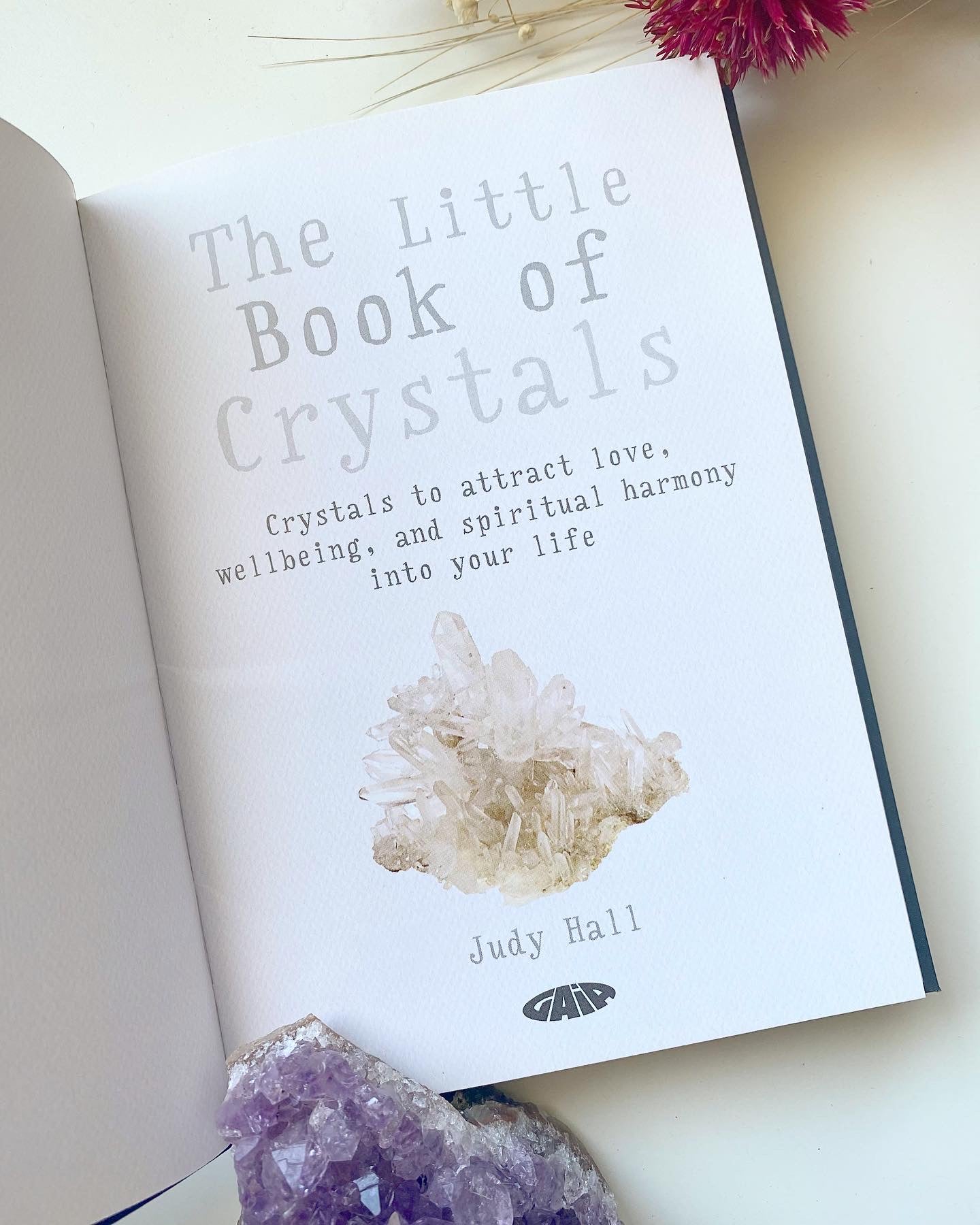 The Little Book of Crystals - Judy Hall