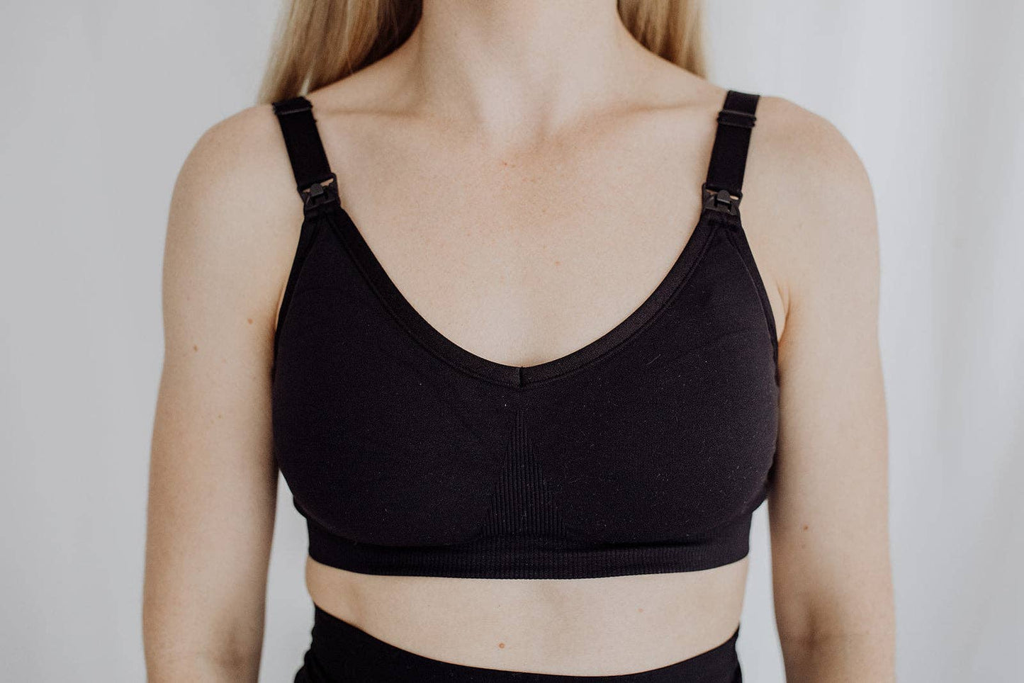 Maternity/Nursing Bra: Black / L