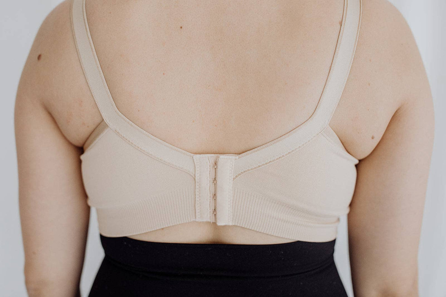 Maternity/Nursing Bra: Black / L